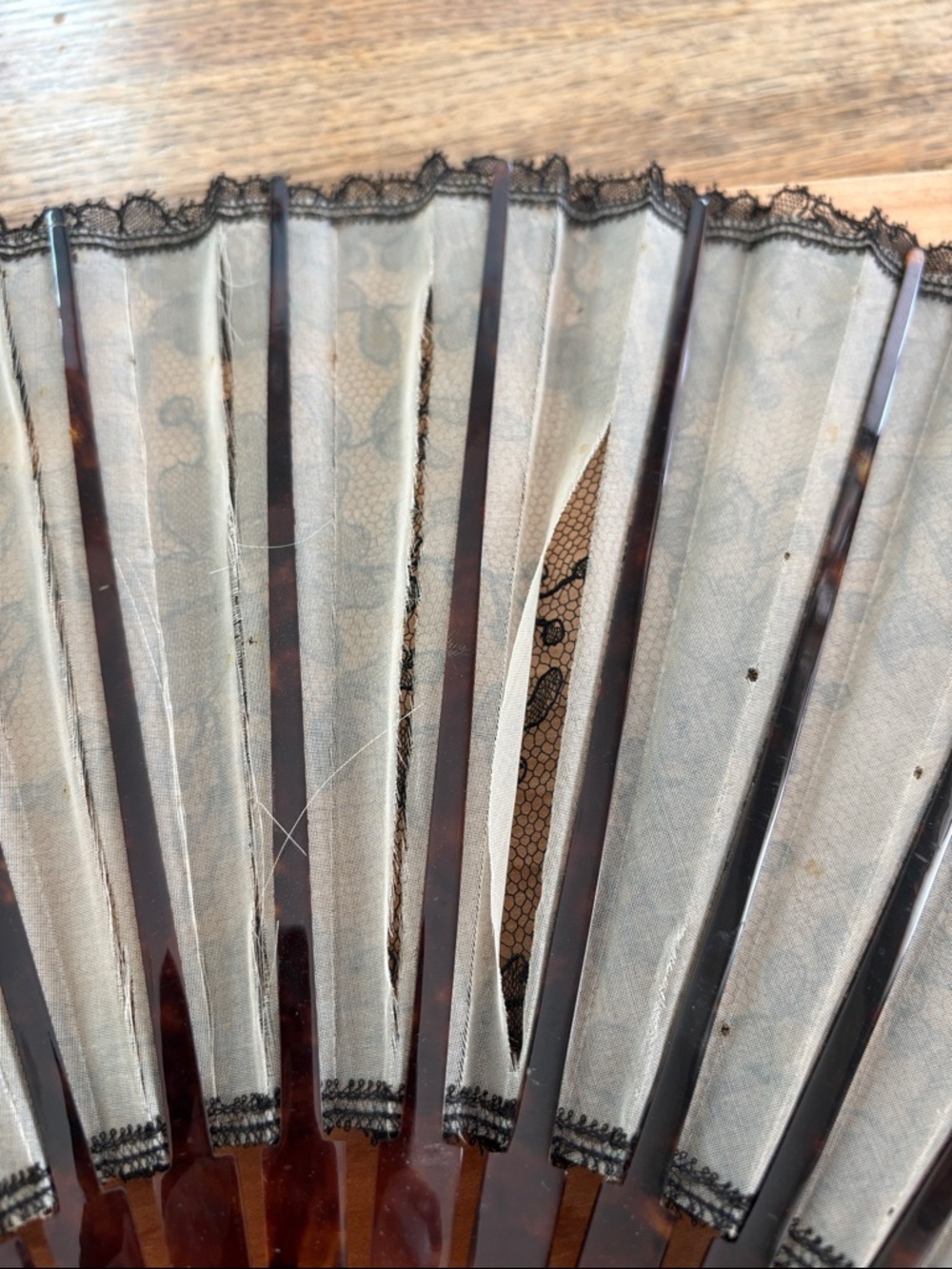 Vintage Black Lace Folding Hand Fan with Tortoise Handle - Picture 12 of 16